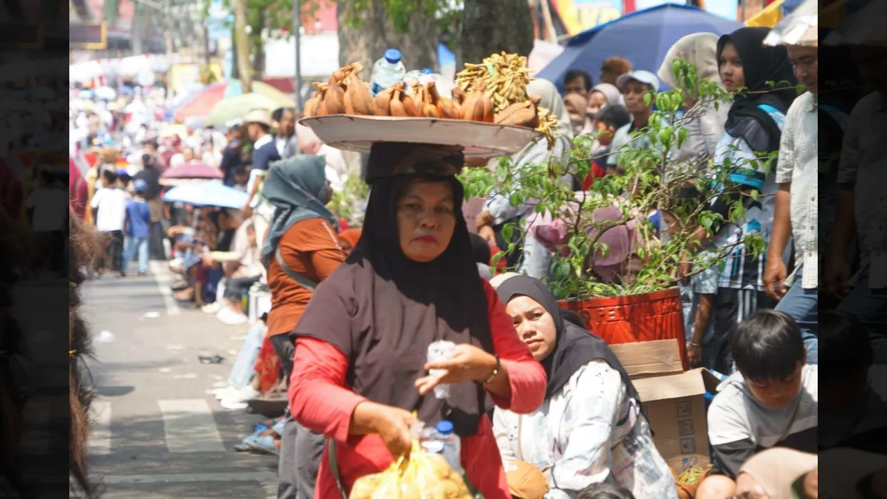 Di Tengah Riuh Pawai Kemerdekaan di Batusangkar, Pedagang Kecil Panen Rezeki